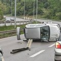 Jeziva saobraćajna nesreća kod Bubanj potoka: Vozač sleteo s puta pa ispao iz automobila!