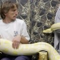 Ovo je potpuni hit! "Hrabri" Modrić pozirao sa džinovskim pitonom: U jednom momentu zmija je krenula ka njemu, pogledajte…