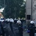 Blokaderi režiraju novi haos ispred zgrade suda u Nišu, žandarmerija napravila kordon: Privedena jedna osoba, zaposleni…