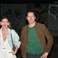Ispod belog prsluka provirio crveni brusthalter Tamara Dragičević u šik stajlingu oduševila sve: Suprug Petar Benčina se…