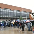 Protest ispred Hale sportova u Severnoj Mitrovici, tzv. kosovska policija ne dozvoljava ulaz u halu
