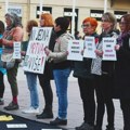 „Žene za promene“ protestuju ispred policijske stanice u Novom Sadu: Deveti slučaj femicida od početka godine