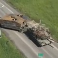 Rusi zarobili tenk Leopard: Da se promene kablovi i može na Kijev (video)
