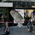 Pao deo nadstrešnice u Knez Mihailovoj ulici: Ogromna betonska ploča visi u centru grada FOTO