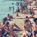 Izbledela fotografija sa plaže iz bivše Jugoslavije na kojoj su svi primetili istu stvar – ovo se više nikad neće desiti