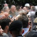 Неокомите су симболично остале заглављене у шибљу београдске улице