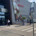 Užas na Karaburmi: Muškarac pao sa terase tržnog centra, na mestu ostao mrtav