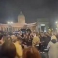 (Video) Prizori iz Rusije kakvi nisu viđeni godinama: Ljudi se okupili u Putinovom rodnom gradu, pevaju pesmu koja ga…
