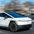 Тесла подржава софтвер који пружа могућност слања порука током вожње
