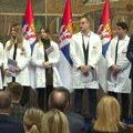 Vučić na dodeli ugovora o radu najboljim diplomcima medicinskih fakulteta i škola