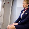 Ретко који путник зна да ово није случајно: Ево зашто стјуардесе држе руке уз тело при полетању и слетању