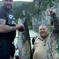 Upecan skoro 30 kilograma težak som u jezeru Otilović! Ekolozi se digli na noge, traže kazne