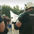 Prajd karavan u Zaječaru: Dva kordona policije razdvajaju učesnike i grupu mladića