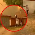 (Video) Dramatičan snimak: Vatrena stihija stigla do samih kuća i dvorišta, od dima se ništa ne vidi, meštani preskaču ograde…