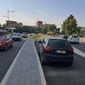 FOTO: Auto parkiran kod turbo kružnog toka pre nego što je otvoren, sada smeta vozačima