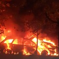 Kulja dim na sve strane: Izgoreo automobil u Ribnjaku zbog žara od paljenja badnjaka (video)