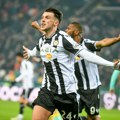 Juventus želi da pobedi Napoli u pregovorima oko Samardžića