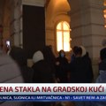 Besni građani stigli do Gradske kuće u Novom Sadu: Unutar zgrade gomila policije, ka njima poletele kamenice i crvena farba