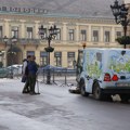 FOTO, VIDEO Sređivanje Trga slobode nakon protesta: Uklanjaju se natpisi s pločnika, menja se staklo