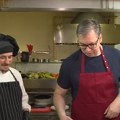 Vučić peče ćevape u Nišu: "Stigli su ćaciji, pa moraju da se nahrane" (foto)