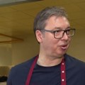 Vučić peče ćevape u Nišu: "Stigli su ćaciji, pa moraju da se nahrane" (foto)