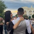 "Bravo za roditelje, ovako se vaspitava dete“ Maturantkinja se spotakla tokom defilea, a ono što je njen drug uradio…