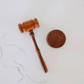 Одбачена кривична пријава против члана СНС-а који је напао сниматеља