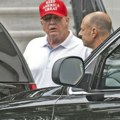 Republikanci kritikovali Trampa zbog Epstinove liste, pristalice spalile MAGA kačkete