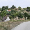 Stara majka nosi bolesnog sina 300 metara do prve pomoći: Tužna priča Kaljića obišla Srbiju, reagovala Opština