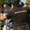 Žandarmerija opkolila i potiskuje građane koji su došli prekoputa Palate Srbija gde se održava vojna parada