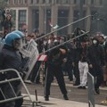 (FOTO/VIDEO) Haos na ulicama Milana: Oko 60 policajaca povređeno, demoliran ulaz u metro