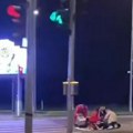 (Video) Oboren dostavljač hrane na motoru: Nesreća u Omladinskih brigada: Na terenu policija i hitna pomoć