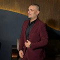 Darko Lazić konačno odustao od vožnje? Isplivala fotografija pevača kako sedi na stanici i čeka autobus