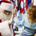 Studija pokazala: Verovanje u Deda Mraza ne čini decu boljom