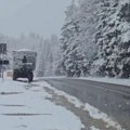 Sneg veje širom Srbije: Snimci mećave, na putevima uslovi kao usred zime