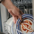 Stručnjaci tvrde da je ispiranje sudova pre stavljanja u mašinu potpuno nepotrebno