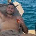 “Обриј се испох пазуха”: Бренин син добио јавну критику због хигијене, брутално одговорио одмах!