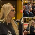 Prvo Anabelino pojavljivanje nakon operacije: Ne skida tamne naočare, prijatelji sve vreme s njom