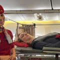 FOTO, VIDEO: Najviša žena na svetu prvi put letela avionom, posada uklonila šest redova sedišta