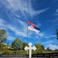 Orahovac: Vraćena srpska trobojka na spomenik ubijenim i otetima Srbima