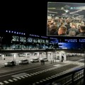 Više od 800 ljudi čeka u maloj prostoriji Prvi snimci i slike haosa na beogradskom aerodromu - žena pala u nesvest…