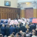 Počela konstitutivna sednica u Skupštini Srbije uz zvižduke i transparente opozicije