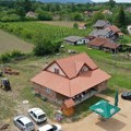 Stefan je odlučio da sa porodicom ostane na selu - kupio je kuću u Kukićima za 10.000 evra i pokrenuo privatan biznis