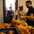 Iz kazana mesni obrok: Narodna kuhinja u Kraljevu na dan borbe protiv gladi 600 korisnika obradovala porcijom gulaša (foto)