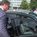 Vučić se provozao električnom grande pandom u Kragujevcu