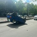 Automobil se prevrnuo na krov: Saobraćajna nesreća u Novom Sadu, Hitna pomoć na terenu (foto)