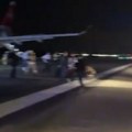 Pojavio se snimak, ima povređenih Avion iz Ciriha hitno sleteo, scena je bila jeziva (video)