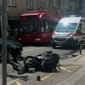 (Foto) karambol na Vračaru: Sudar automobila i motora, kaciga završila par metara dalje: Saobraćaj i gradski prevoz u zastoju…