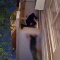 (Video) Drama na balkonu u Atini: Hrabri policajci sprečili tragediju i spasili dečaka (5)