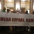„Smena uprave. Odmah““: Glumci NP večeras održali štrajk upozorenja i uputili poruku upravi i publici da ne odustaju od svojih…